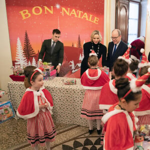 Distribution de cadeaux de Noël au palais princier de Monaco avec le prince Albert, la princesse Charlene, Louis Ducruet et Camille Gottlieb, le 18 décembre 2019.