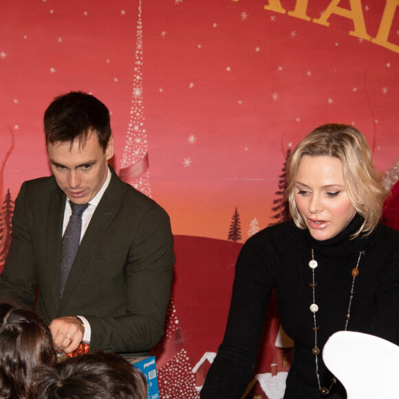 Distribution de cadeaux de Noël au palais princier de Monaco avec le prince Albert, la princesse Charlene, Louis Ducruet et Camille Gottlieb, le 18 décembre 2019.