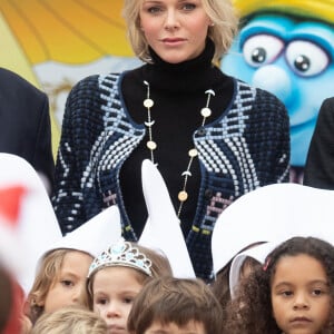 Distribution de cadeaux de Noël au palais princier de Monaco avec le prince Albert, la princesse Charlene, Louis Ducruet et Camille Gottlieb, le 18 décembre 2019.