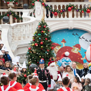 Distribution de cadeaux de Noël au palais princier de Monaco avec le prince Albert, la princesse Charlene, Louis Ducruet et Camille Gottlieb, le 18 décembre 2019.