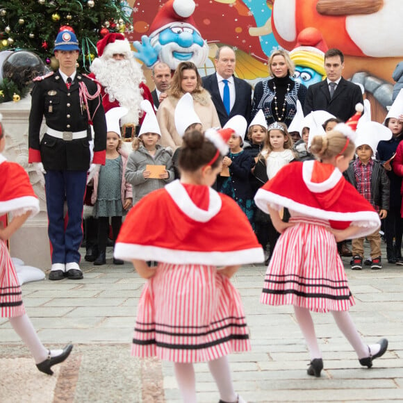 Distribution de cadeaux de Noël au palais princier de Monaco avec le prince Albert, la princesse Charlene, Louis Ducruet et Camille Gottlieb, le 18 décembre 2019.