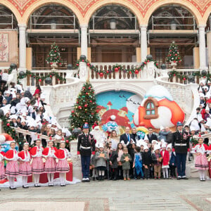 Distribution de cadeaux de Noël au palais princier de Monaco avec le prince Albert, la princesse Charlene, Louis Ducruet et Camille Gottlieb, le 18 décembre 2019.