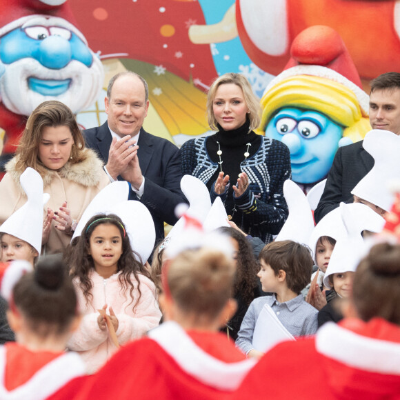Distribution de cadeaux de Noël au palais princier de Monaco avec le prince Albert, la princesse Charlene, Louis Ducruet et Camille Gottlieb, le 18 décembre 2019.