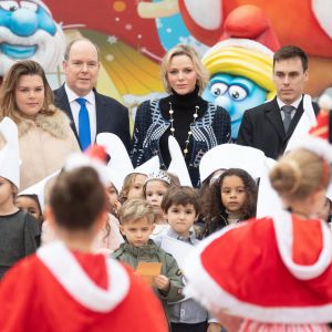 Distribution de cadeaux de Noël au palais princier de Monaco avec le prince Albert, la princesse Charlene, Louis Ducruet et Camille Gottlieb, le 18 décembre 2019.