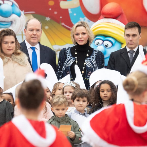 Distribution de cadeaux de Noël au palais princier de Monaco avec le prince Albert, la princesse Charlene, Louis Ducruet et Camille Gottlieb, le 18 décembre 2019.