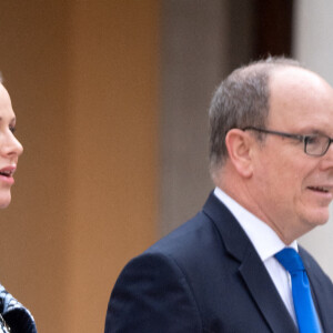 Distribution de cadeaux de Noël au palais princier de Monaco avec le prince Albert, la princesse Charlene, Louis Ducruet et Camille Gottlieb, le 18 décembre 2019.