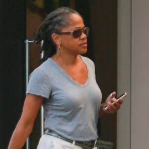 Exclusif - Doria Ragland (la mère de Meghan Markle) fait du shopping à Beverly Hills le 10 novembre 2019.