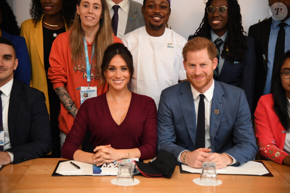 Le prince Harry, duc de Sussex, et Meghan Markle, duchesse de Sussex, participent à une réunion sur l'égalité des genres avec les membres du Queen's Commonwealth Trust et du sommet One Young World au château de Windsor, le 25 octobre 2019.