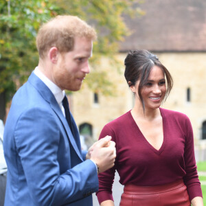 Le prince Harry, duc de Sussex, et Meghan Markle, duchesse de Sussex, arrivent pour une réunion sur l'égalité des genres avec les membres du Queen's Commonwealth Trust et du sommet One Young World au château de Windsor, le 25 octobre 2019.