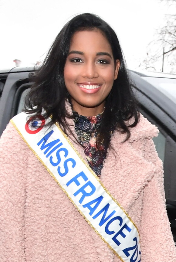 Exclusif - Clémence Botino (Miss France 2020) se rend au siège du groupe TF1 à Boulogne-Billancourt le 16 décembre 2019. Née à Baie-Mahault en Guadeloupe, la jeune brune, qui mesure 1m75 est en première année de master d'histoire des arts à la Sorbonne.