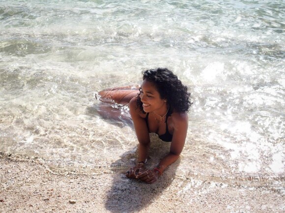 Clémence Botino, Miss France 2020, divine en bikini à la plage, en Guadeloupe - 8 octobre 2019