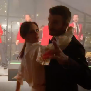 Victoria et David Beckham dansent à la fête des baptêmes de leurs enfants Cruz et Harper Beckham. Le 21 décembre 2019.