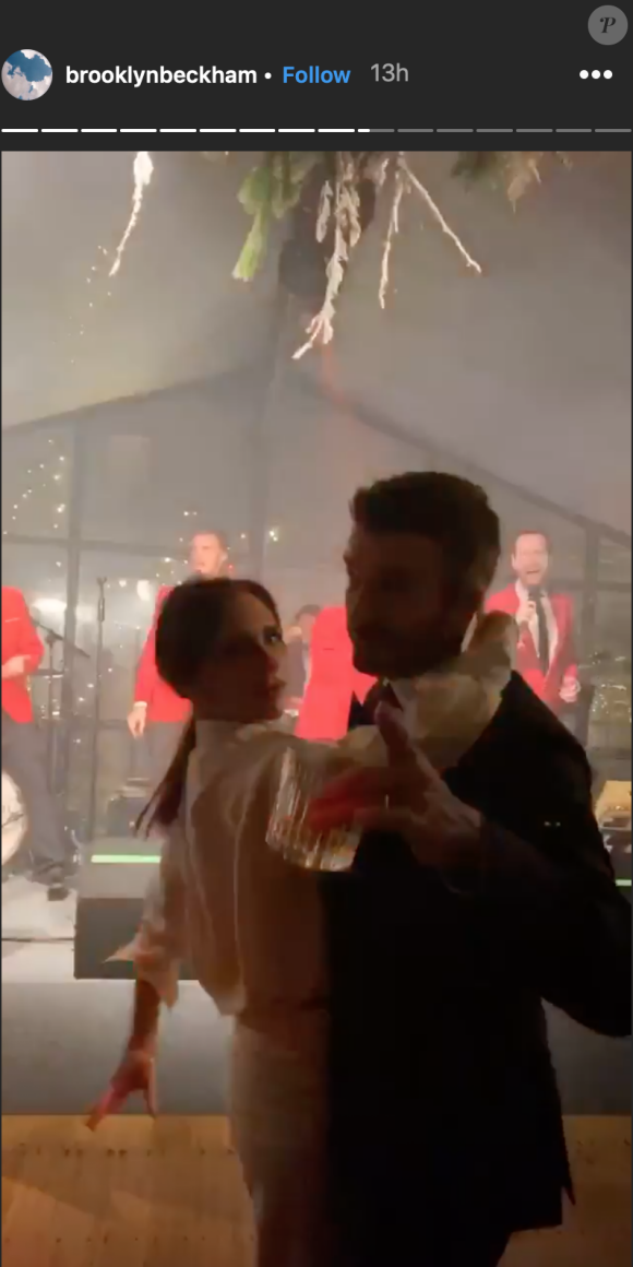 Victoria et David Beckham dansent à la fête des baptêmes de leurs enfants Cruz et Harper Beckham. Le 21 décembre 2019.