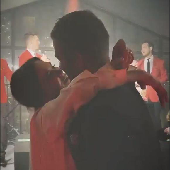 Victoria et David Beckham dansent à la fête des baptêmes de leurs enfants Cruz et Harper Beckham. Le 21 décembre 2019.