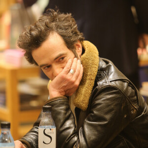 Exclusif - Romain Duris dédicace son recueil de dessins, "Féroce" au "Bon Marché" à Paris, le 15 décembre 2019.