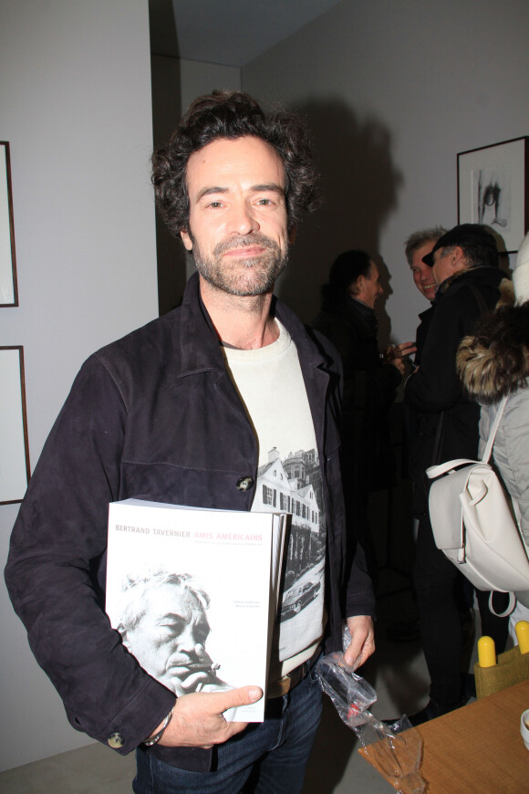 Exclusif - Romain Duris - Bertrand Tavernier dédicace son livre "Amis Americains" lors de l'exposition Féroce de Romain Duris à la Galerie Cinéma à Paris le 26 novembre 2019.