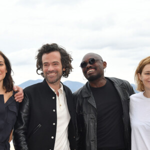 Philippe Rebbot, Cathy Verney, Romain Duris, Athaya Mokonzi et Céline Sallette - Les acteurs de la série "Vernon Subutex" posent lors du festival Canneseries à Cannes le 6 avril 2019. © Bruno Bebert/Bestimage