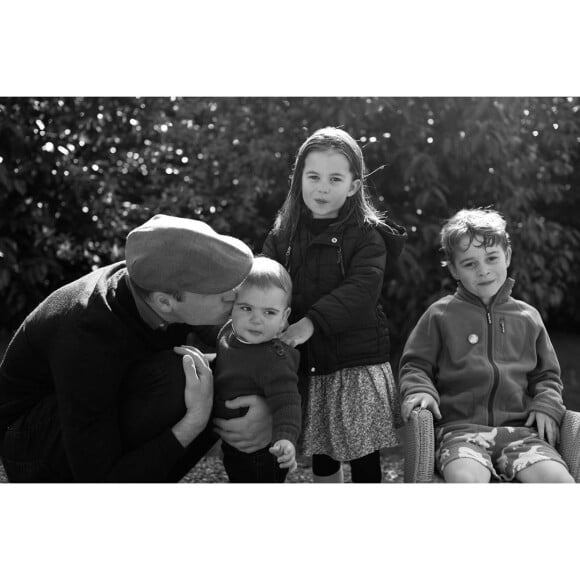 Portrait du prince William avec ses trois enfants, George, Charlotte et Louis, réalisé par Kate Middleton. Sur Instagram, le 25 décembre 2019.