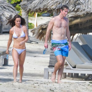 Pippa Middleton, son mari James Matthews - Pippa Middleton se baigne dans les eaux bleues de Saint Barthélemy avec sa famille le 25 décembre 2019.