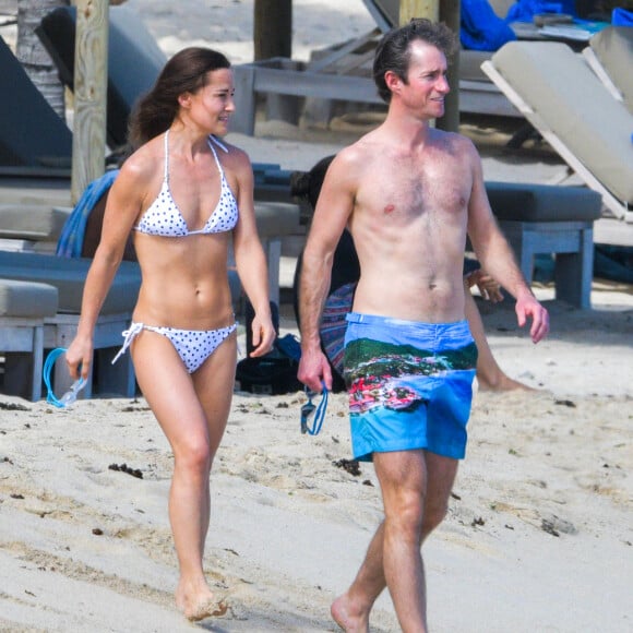 Pippa Middleton, son mari James Matthews - Pippa Middleton se baigne dans les eaux bleues de Saint Barthélemy avec sa famille le 25 décembre 2019.