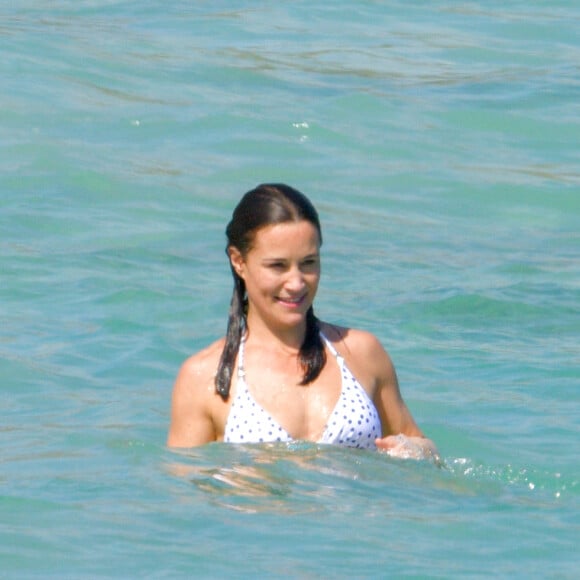 Pippa Middleton se baigne dans les eaux bleues de Saint Barthélemy avec sa famille le 25 décembre 2019.