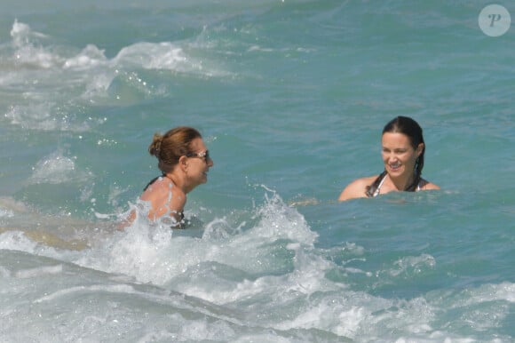 Carole Middleton et sa fille Pippa - Pippa Middleton se baigne dans les eaux bleues de Saint Barthélemy avec sa famille le 25 décembre 2019.