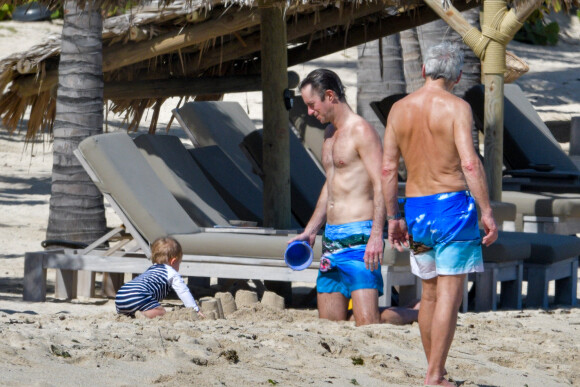 Arthur, son père James Matthews, Michael Middleton - Pippa Middleton se baigne dans les eaux bleues de Saint Barthélemy avec sa famille le 25 décembre 2019.