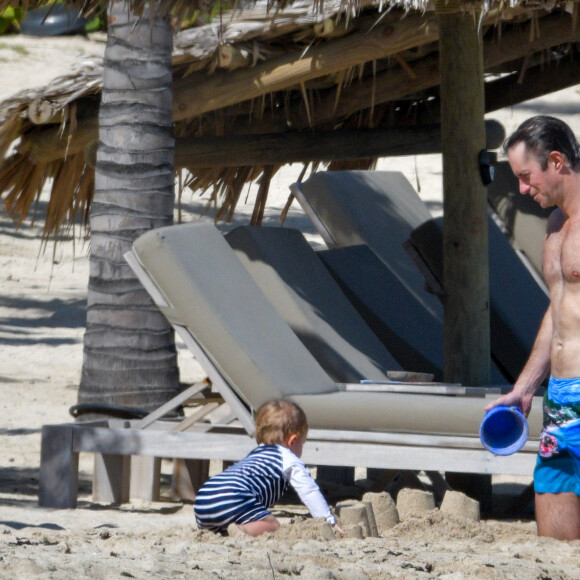 Arthur, son père James Matthews, Michael Middleton - Pippa Middleton se baigne dans les eaux bleues de Saint Barthélemy avec sa famille le 25 décembre 2019.