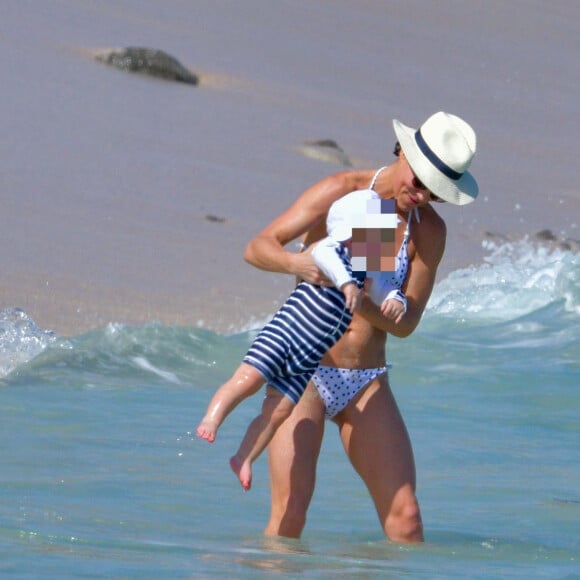 Pippa Middleton et son fils Arthur dans les eaux bleues de Saint Barthélemy le 25 décembre 2019.