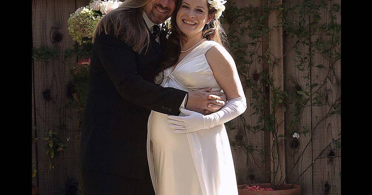 Très Enceinte Holly Marie Combs A Trouvé Une Robe Meringue
