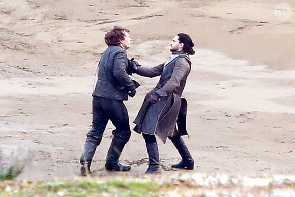 Theon Greyjoy (Alfie Allen) et Jon Snow (Kit Harington) lors du tournage de la 7e saison de ''Game of Thrones'' à Bilbao, le 25 octobre 2016.