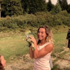 Candice (Koh-Lanta) a attrapé le bouquet de la mariée. Elle a donc fait un appel du pied à son compagnon Jérémy. Septembre 2019.