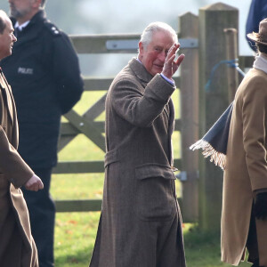 Le prince Charles, suivi de son frère le prince Edward, le 29 décembre 2019 à Sandringham, de sortie pour la messe en l'église Sainte-Marie-Madeleine. © Imago / Panoramic / Bestimage