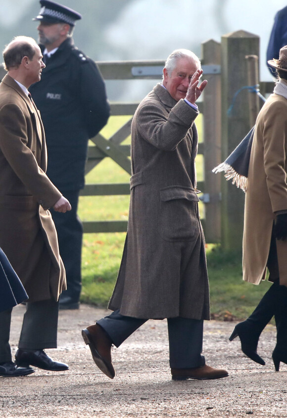 Le prince Charles, suivi de son frère le prince Edward, le 29 décembre 2019 à Sandringham, de sortie pour la messe en l'église Sainte-Marie-Madeleine. © Imago / Panoramic / Bestimage