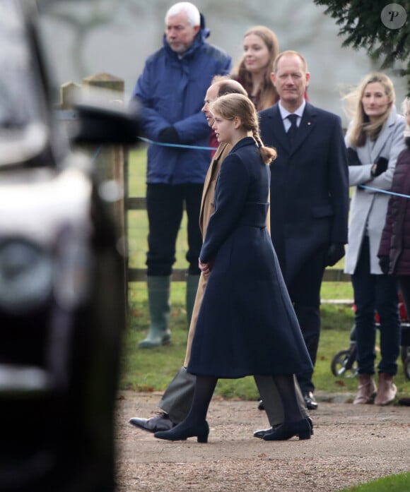 Louise Mountbatten-Windsor (Lady Louise Windsor) marchant au côté de son père le prince Edward, comte de Wessex, le 29 décembre 2019 à Sandringham, de sortie pour la messe en l'église Sainte-Marie-Madeleine. © Imago / Panoramic / Bestimage