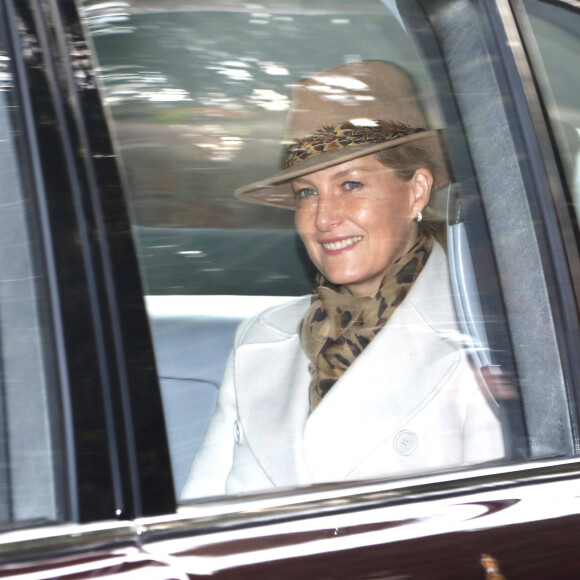 La comtesse Sophie de Wessex au côté de la reine Elizabeth II en voiture le 29 décembre 2019 à Sandringham, de sortie pour la messe en l'église Sainte-Marie-Madeleine. © Imago / Panoramic / Bestimage