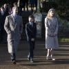 Le prince Edward avec ses enfants James, vicomte Severn, et Lady Louise Windsor le 25 décembre 2019 à Sandringham pour la messe de Noël. Louise, 16 ans, portait un manteau Stella McCartney appartenant à sa mère, la comtesse Sophie de Wessex.