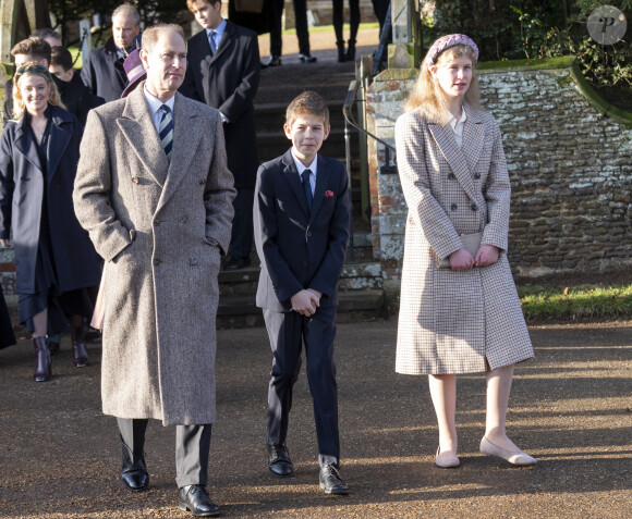 Le prince Edward avec ses enfants James, vicomte Severn, et Lady Louise Windsor le 25 décembre 2019 à Sandringham pour la messe de Noël. Louise, 16 ans, portait un manteau Stella McCartney appartenant à sa mère, la comtesse Sophie de Wessex.