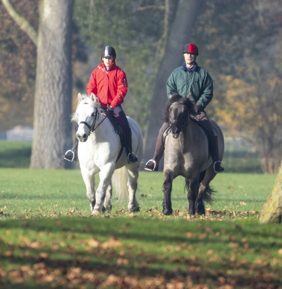 Lady Louise Windsor et son père le prince Edward en promenade à cheval à Windsor, le 30 novembre 2019