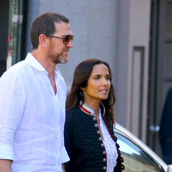 Padma Lakshmi et son compagnon Adam Dell se promènent dans les rues de New York, le 11 mai 2019.