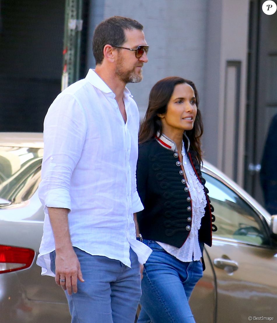 Padma Lakshmi et son compagnon Adam Dell se promènent dans les rues de