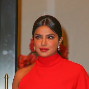 Priyanka Chopra rejoint un évènement privé à New York. L'actrice porte une longue robe rouge, le 6 décembre 2019.