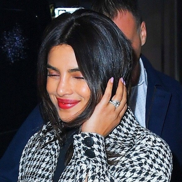 Priyanka Chopra a été aperçue dans les rues de New York. L'actrice quitte son domicile et porte un ensemble noir et blanc à carreaux, le 4 décembre 2019.