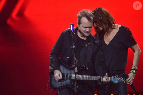 Exclusif - Zazie et Axel Bauer - Enregistrement de l'émission "Tout le monde chante contre le cancer, les stars relèvent le défi" au Palais des Congrès à Paris, qui sera diffusée le 2 janvier 2020 en prime time sur W9. Le 25 novembre 2019 Pour cette 5ème édition : L'association Tout le monde contre le cancer vous emmène dans une soirée pleine de surprises et d'émotions. 2500 personnes se sont réunies autour d'une trentaine d'artistes présents afin de partager un moment convivial. Des personnalités de tous les milieux artistiques vont relever le défi d'interpréter une chanson accompagnée par des chanteuses et chanteurs talentueux. Tout au long du show Nicolas Rossignol, président de l'association Tout le monde contre le cancer prendra la parole afin de lancer l'opération annuelle "  100 noëls dans 100 hôpitaux " . Le but de cette opération : offrir le plus beau des noëls aux enfants malades et leur famille dans 100 hôpitaux et Maisons de Parents en France. 20 000 cadeaux seront offerts et une cinquantaine de noël seront organisés dans différents hôpitaux de France à travers des gouters, magiciens, chanteur le tout décoré aux couleurs de Noël. © Giancarlo Gorassini / Bestimage