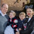 Le prince Albert II et la princesse Charlène de Monaco posent avec leurs enfants le prince Jacques de Monaco et la princesse Gabriella de Monaco à Disneyland Paris le 17 avril 2019.© Disney via Bestimage