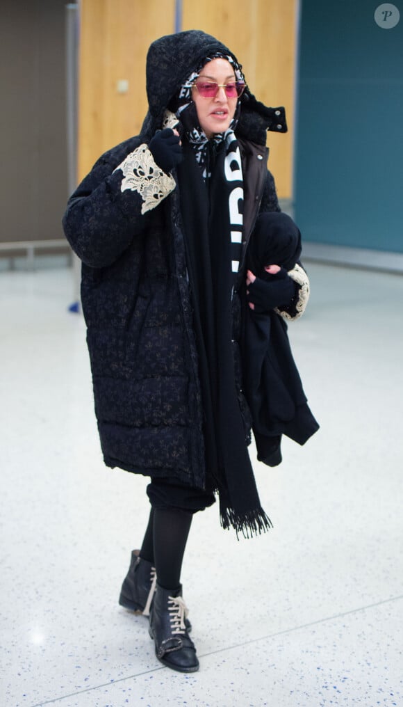 Madonna, son nouveau compagnon A.Williams et ses enfants arrivent à l'aéroport JFK à New York, le 27 décembre 2019.