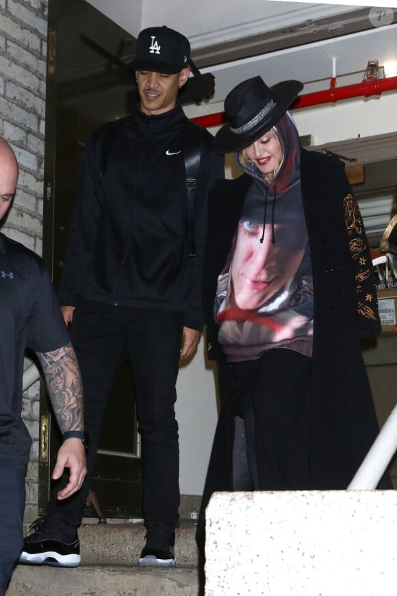 Madonna à la sortie de la Howard Gilman Opera House avec Ahlamalik Williams après la dernière représentation de sa tournée "Madame X Tour" à Brooklyn, New York, le 13 octobre 2019.