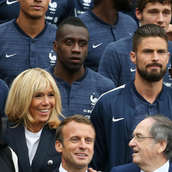 Hugo Lloris, capitaine de l'équipe de France de football, Laura Flessel, ministre des sports, Brigitte Macron, le président Emmanuel Macron, Noël Le Graët, président de la fédération française de football, Didier Deschamps, sélectionneur de l'équipe de France de Football, Antoine Griezmann, Olivier Giroud, Steve Mandanda, Thomas Lemar, Alphonse Areola, Florian Thauvin, Blaise Matuidi, N'golo Kanté, Lucas Hernandez - Le président et son épouse rencontrent les joueurs de l'équipe de France de football qui participeront à la coupe du monde au centre de Clairefontaine le 5 juin 2018. © Dominique Jacovides / Cyril Moreau / Bestimage