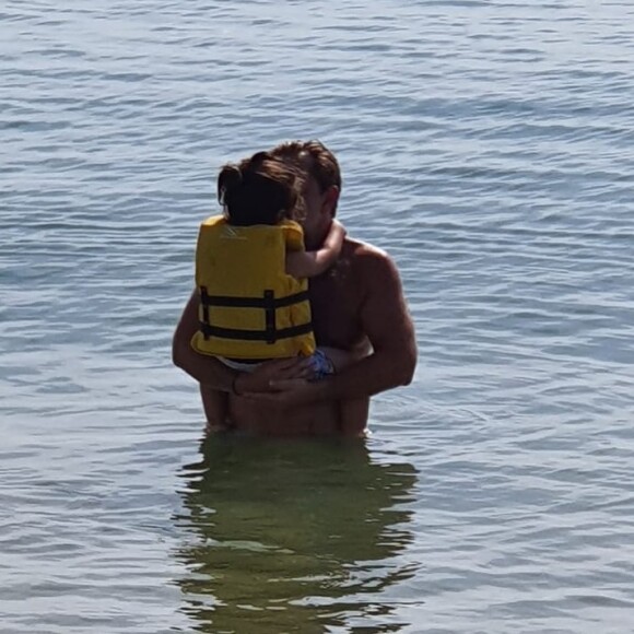 Ayvin avec son papa Vincent Miclet à la plage, le 26 décembre 2019