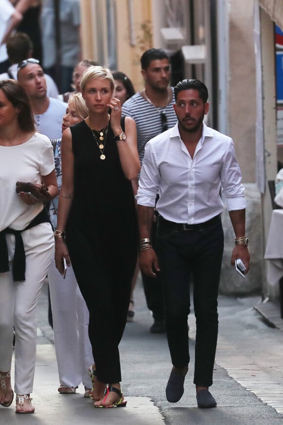 Semi-exclu - Cyril Kamar (Alias K.Maro) et sa femme Anne-Sophie Mignaux recemment mariés se promènent avec des amis dans les rues de Saint-Tropez le 27 juillet 2016.